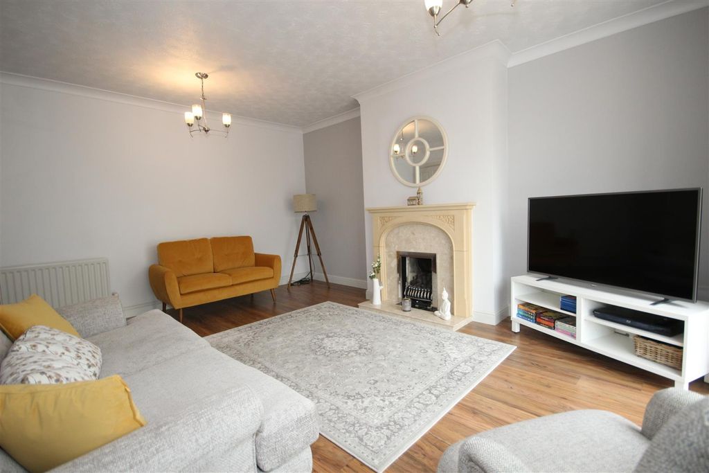 Property photo 3 of 24 Lounge