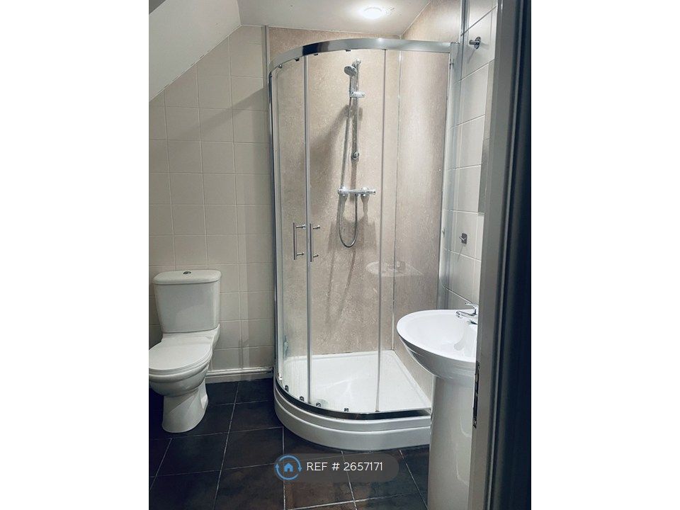 Property photo 3 of 12 En Suite (For Master Bedroom)