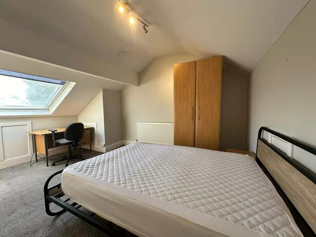Property photo 2 of 16 Bright And Spacious Master Bedroom Featuring A Lar...