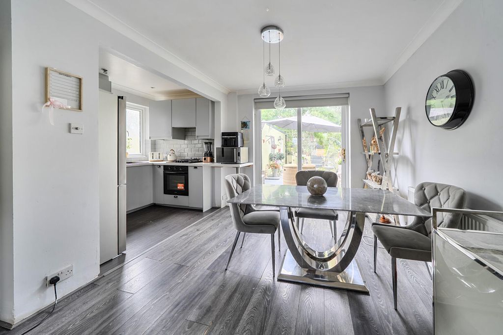 Property photo 2 of 15 1496657-10-6A71Eb791d630.Jpg