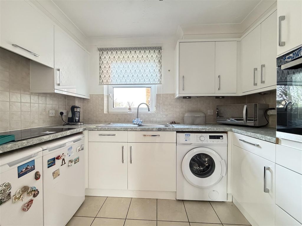 Property photo 3 of 7 Kitchen