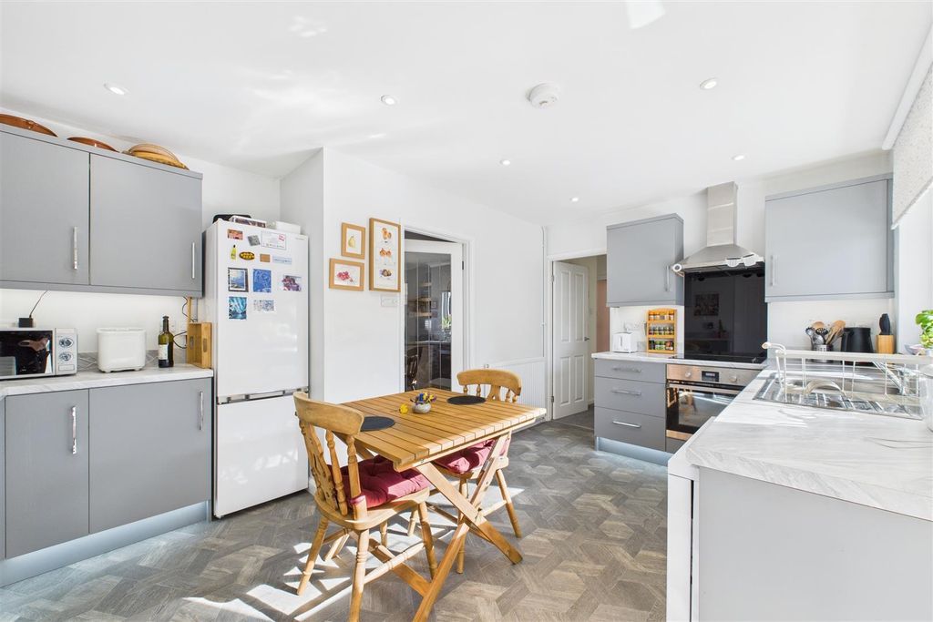 Property photo 3 of 21 Kitchen Dienr