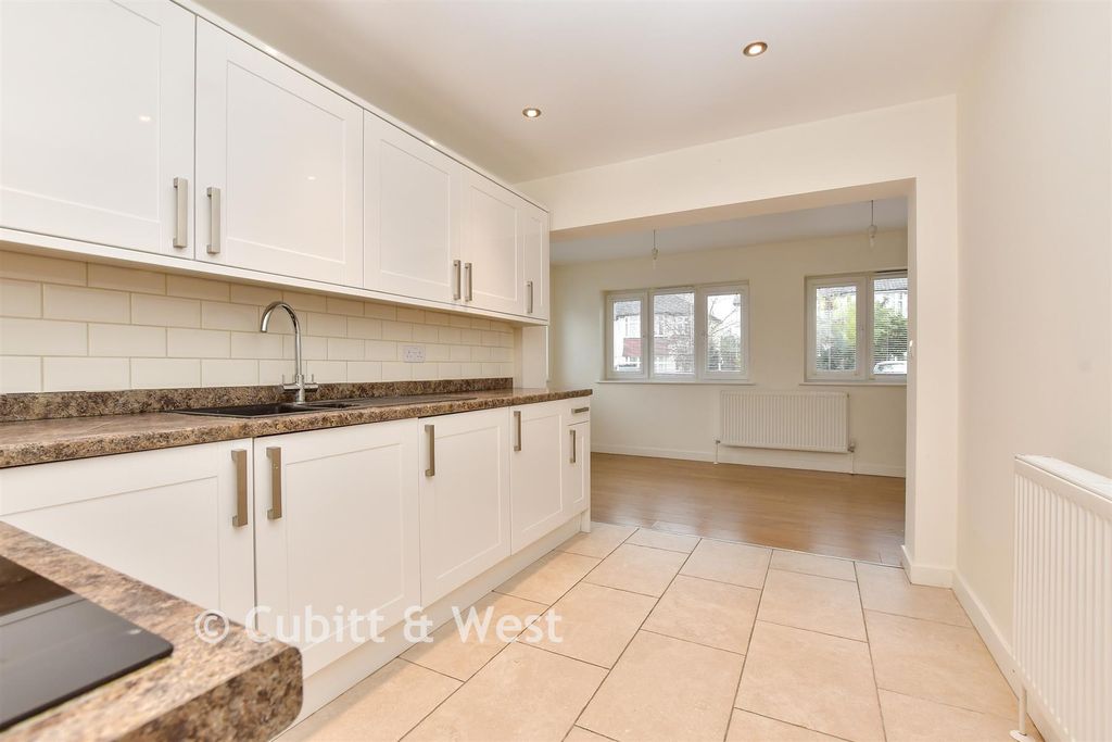 Property photo 3 of 6 Kitchen