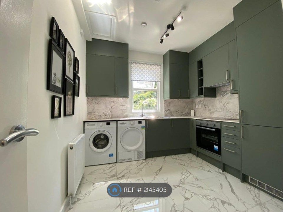 Property photo 1 of 8 Modern Kitchen
