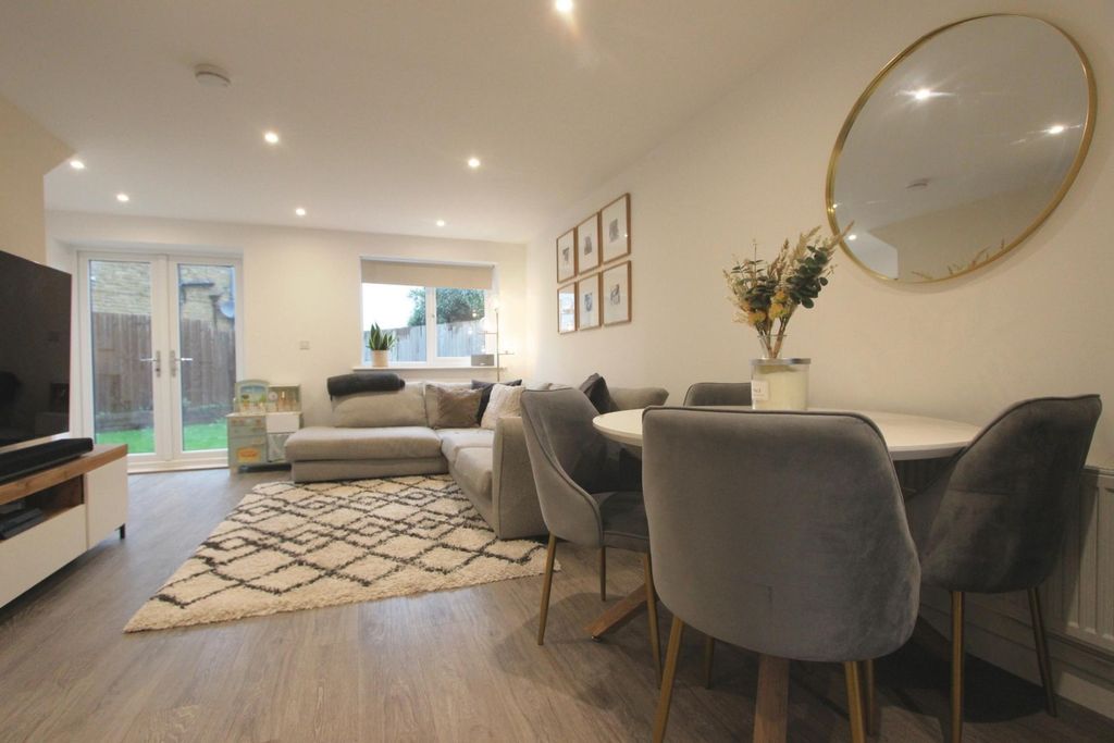 Property photo 3 of 12 Photo 8