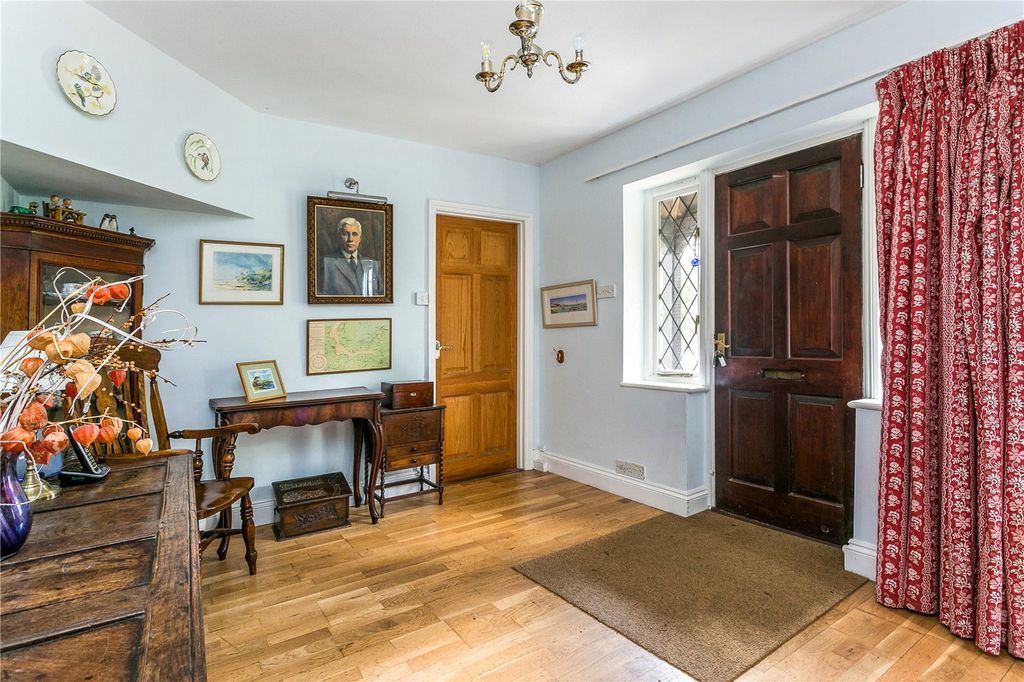 Property photo 2 of 19 Entrance Hall