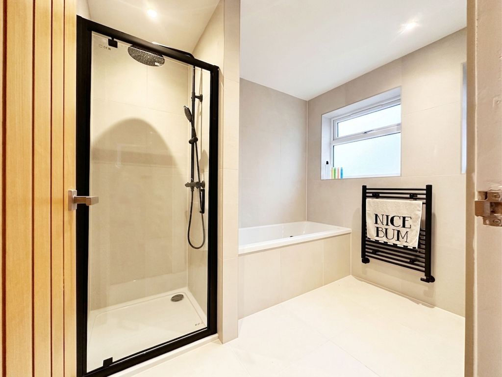 Property photo 3 of 17 Bathroom