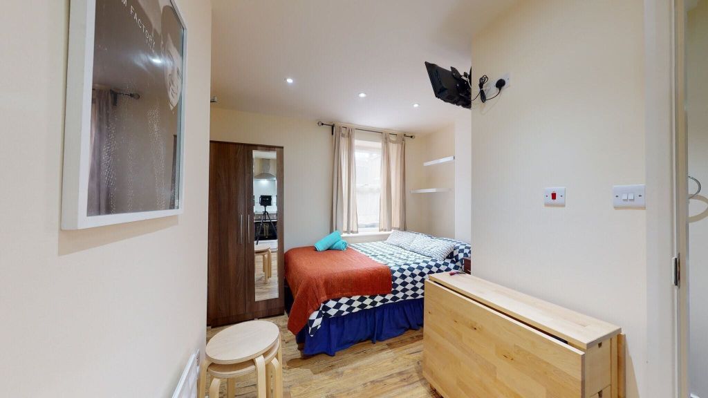 Property photo 1 of 7 Bedroom
