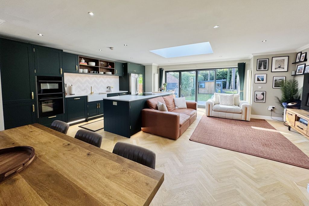 Property photo 2 of 16 Picture No. 14