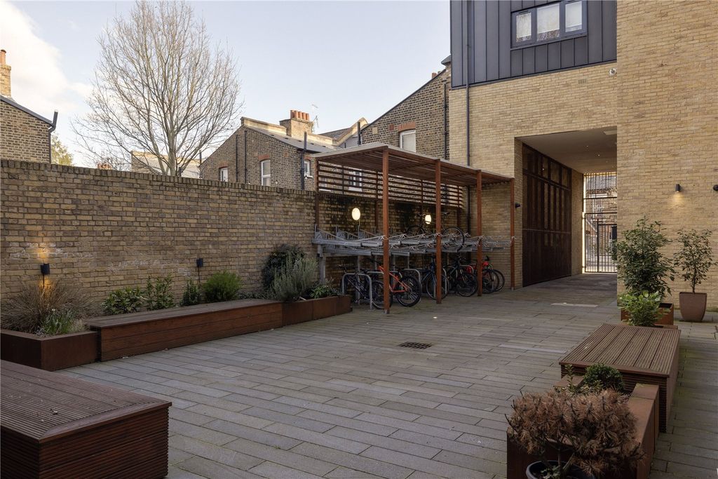 Property photo 2 of 18 Picture No. 15