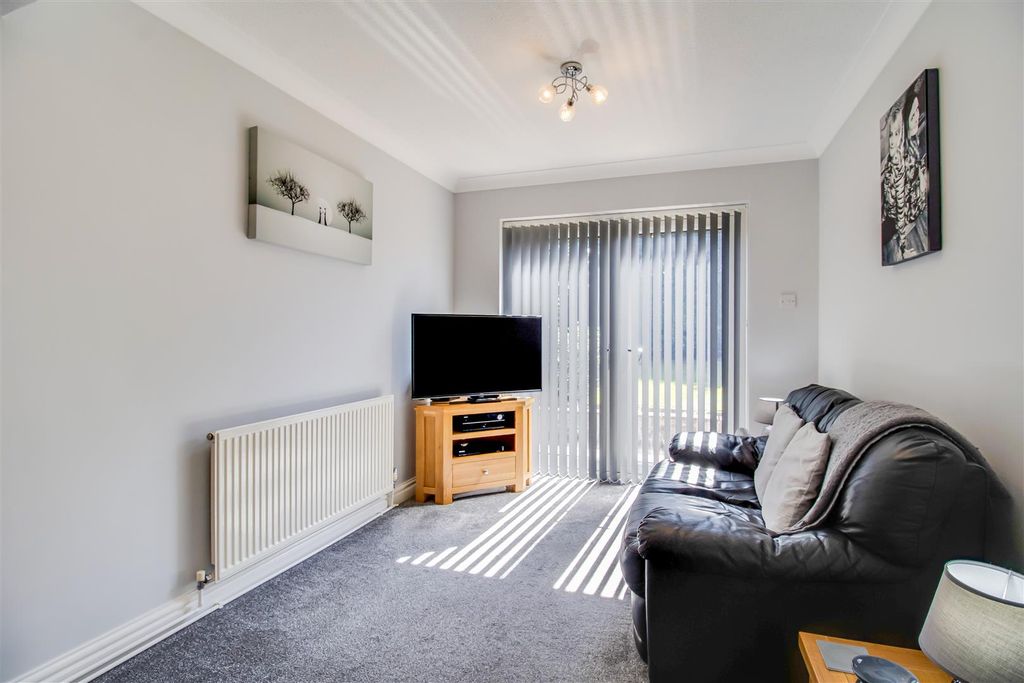 Property photo 3 of 16 7 Willow Garth, Sitting Room (3).Jpg