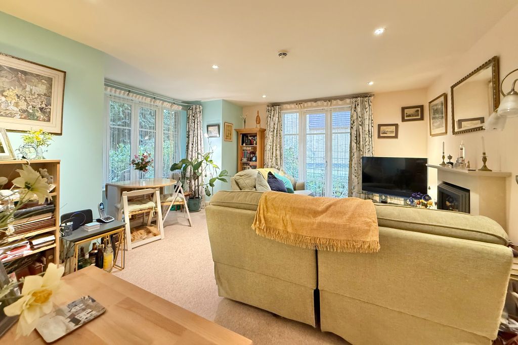 Property photo 2 of 20 Living Room