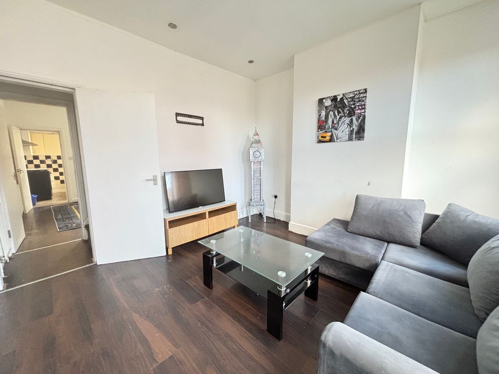 Property photo 1 of 14 Lounge