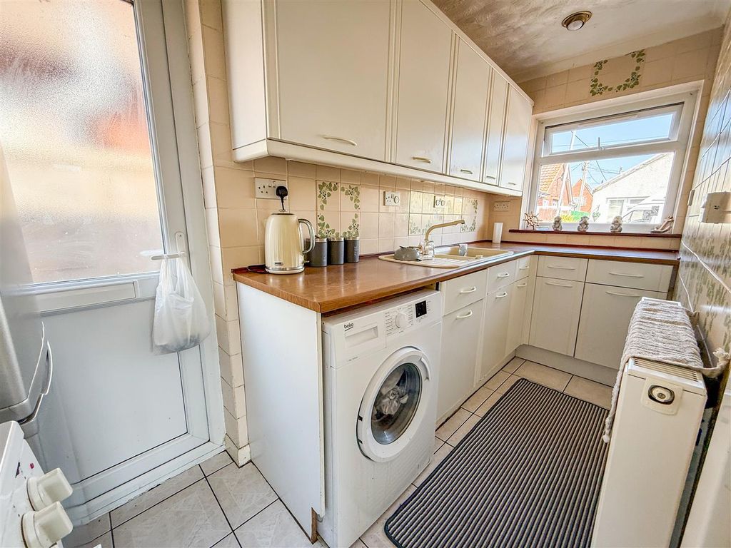 Property photo 3 of 13 Kitchen