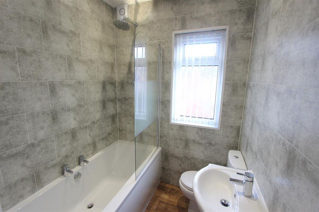 Property photo 3 of 7 Bathroom