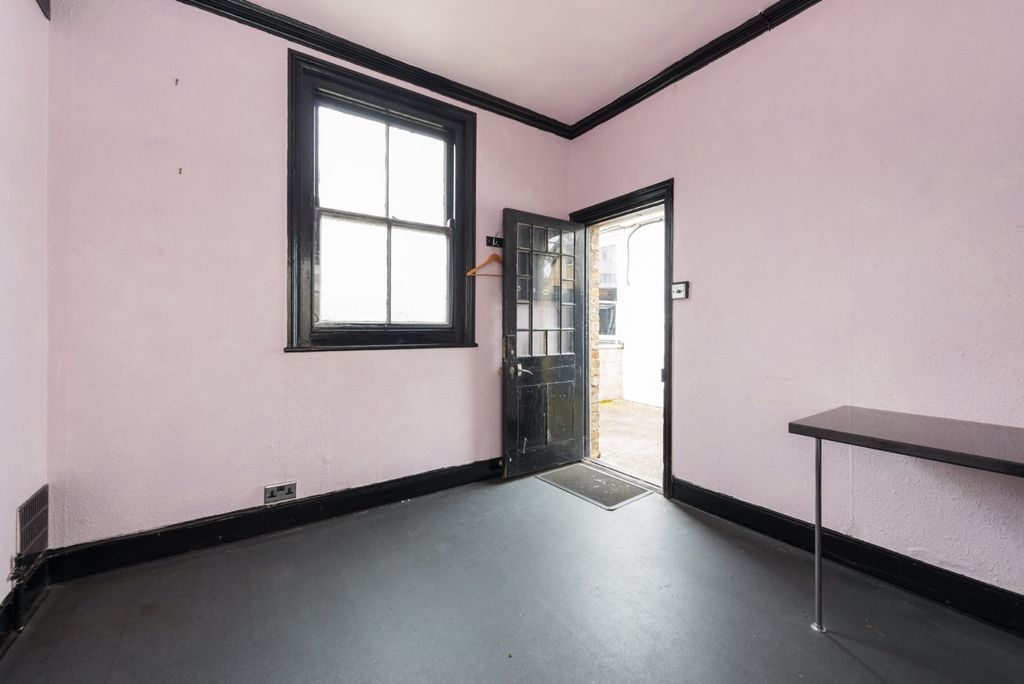 Property photo 3 of 17 Picture 3