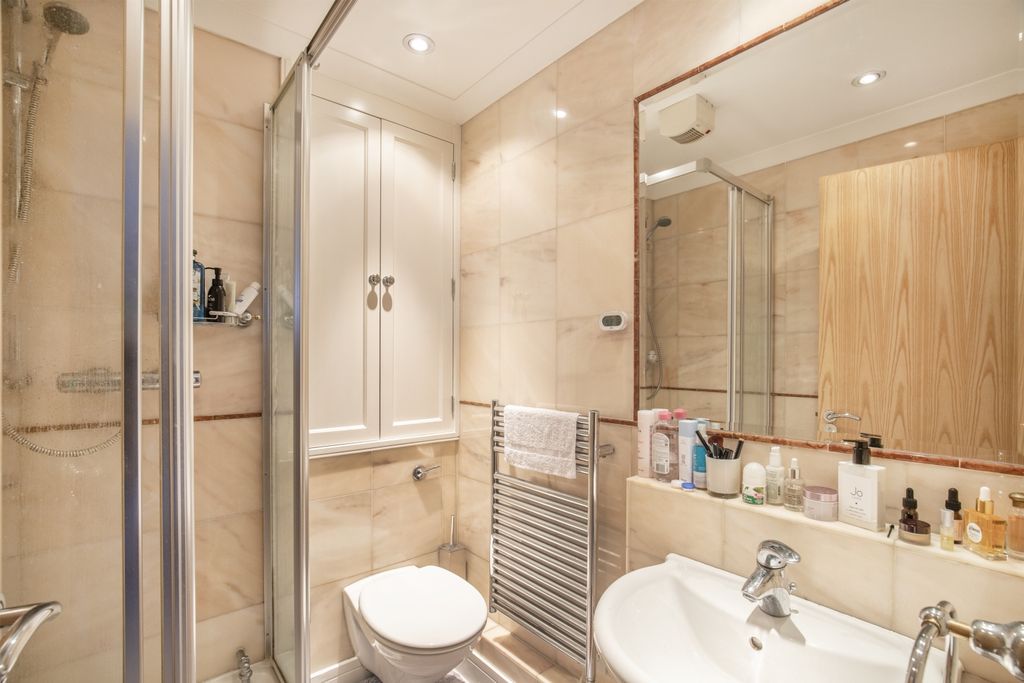 Property photo 3 of 14 Master Bedroom Ensuite