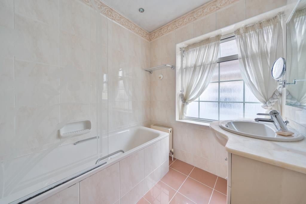Property photo 2 of 22 Bathroom
