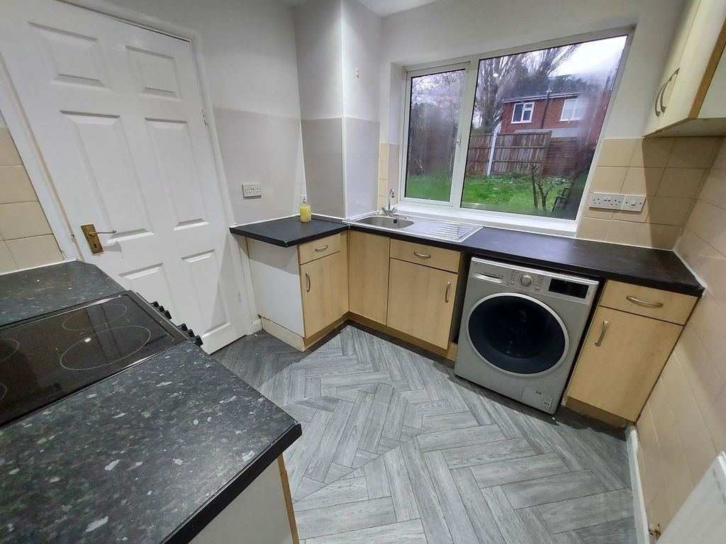 Property photo 3 of 9 Kitchen