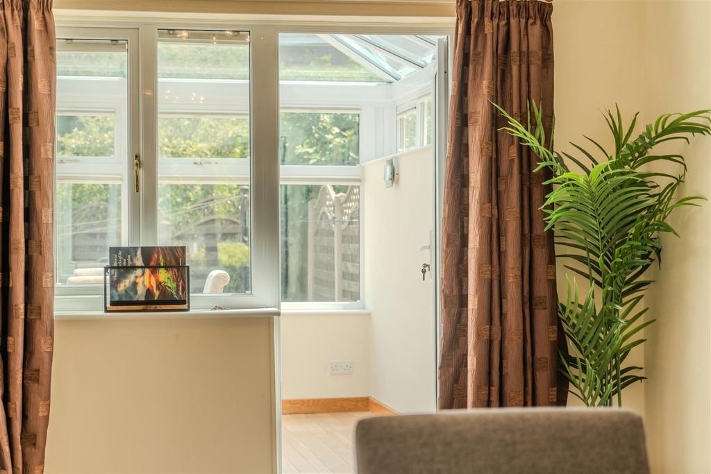 Property photo 3 of 30 36 Errington Road-173.Jpg