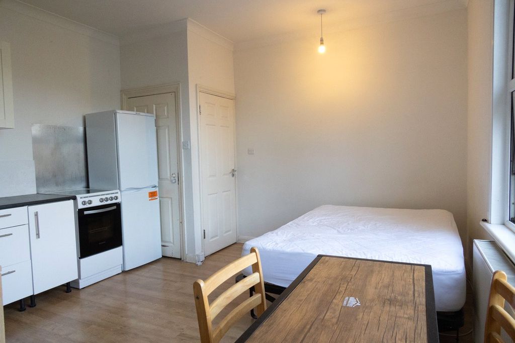 Property photo 3 of 7 Studio