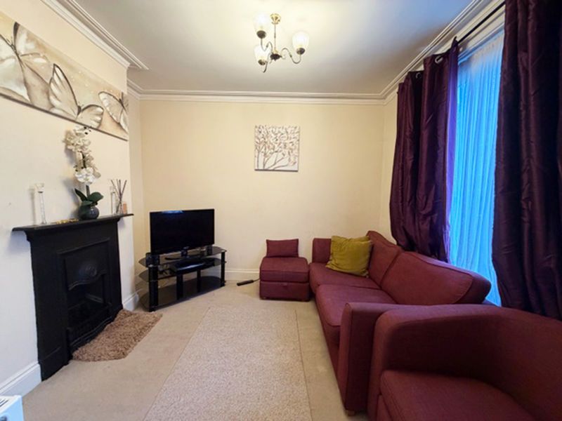 Property photo 3 of 11 Lounge