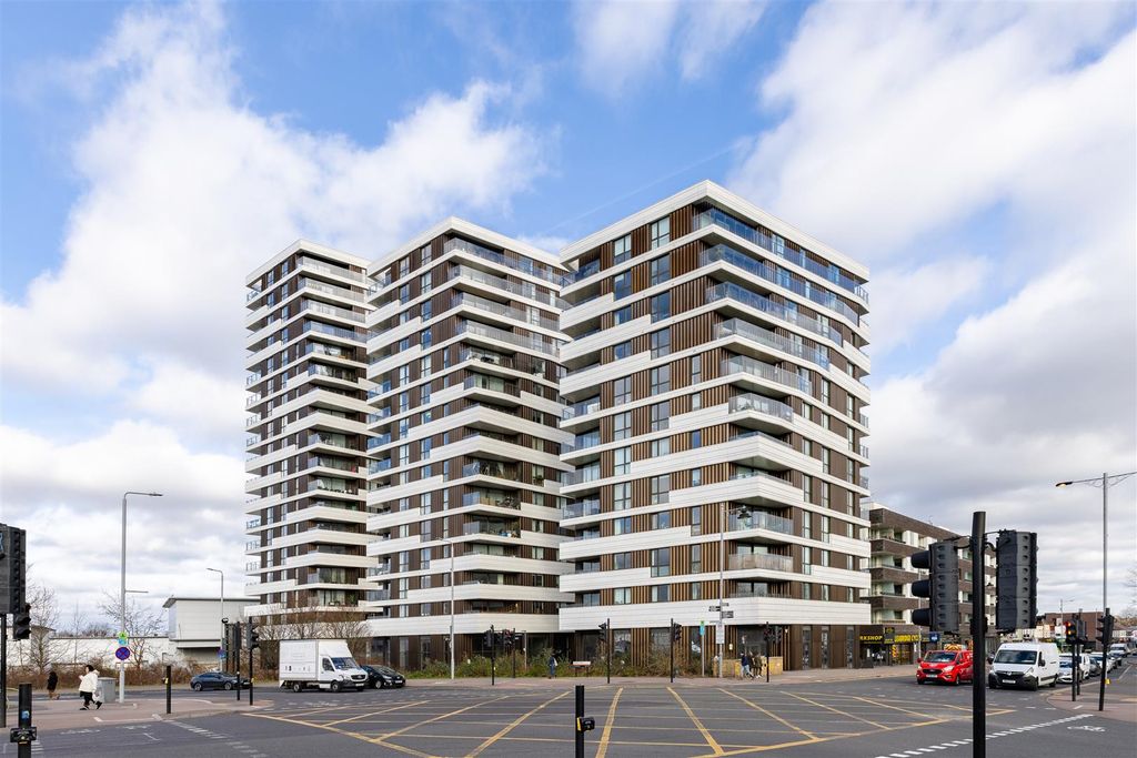 Property photo 1 of 23 Beck Square, E10