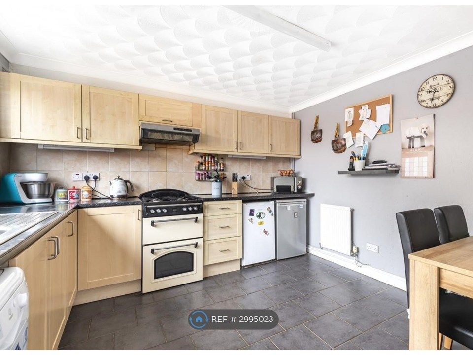 Property photo 3 of 9 Kitchen
