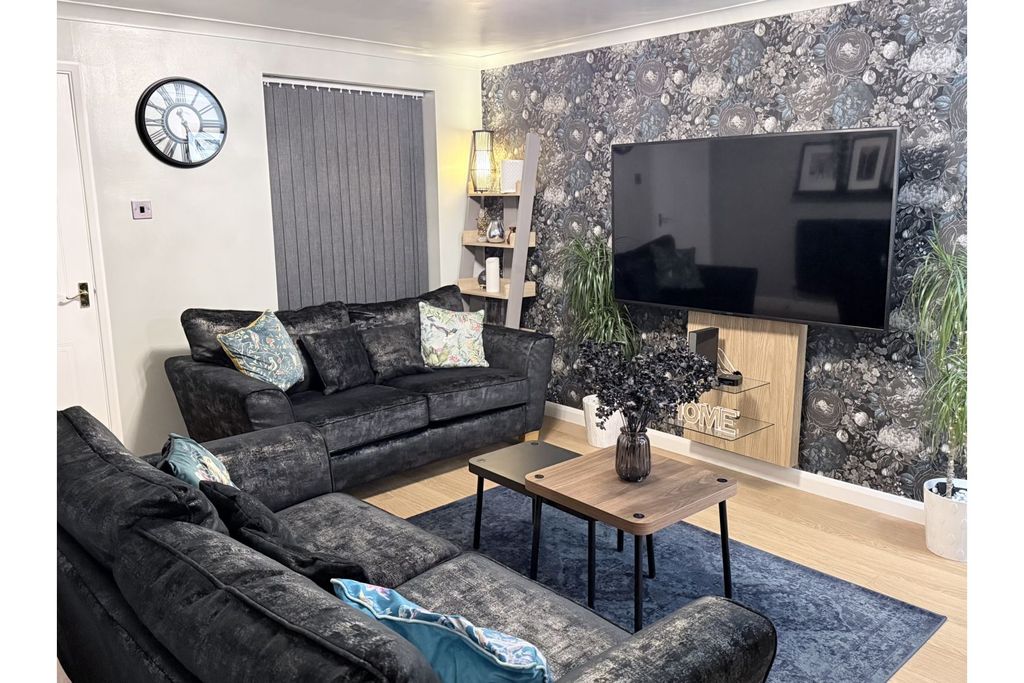 Property photo 3 of 15 Lounge