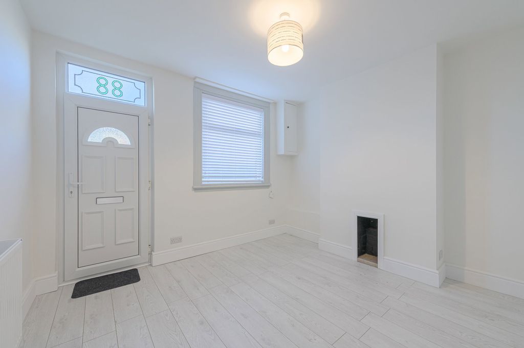 Property photo 3 of 27