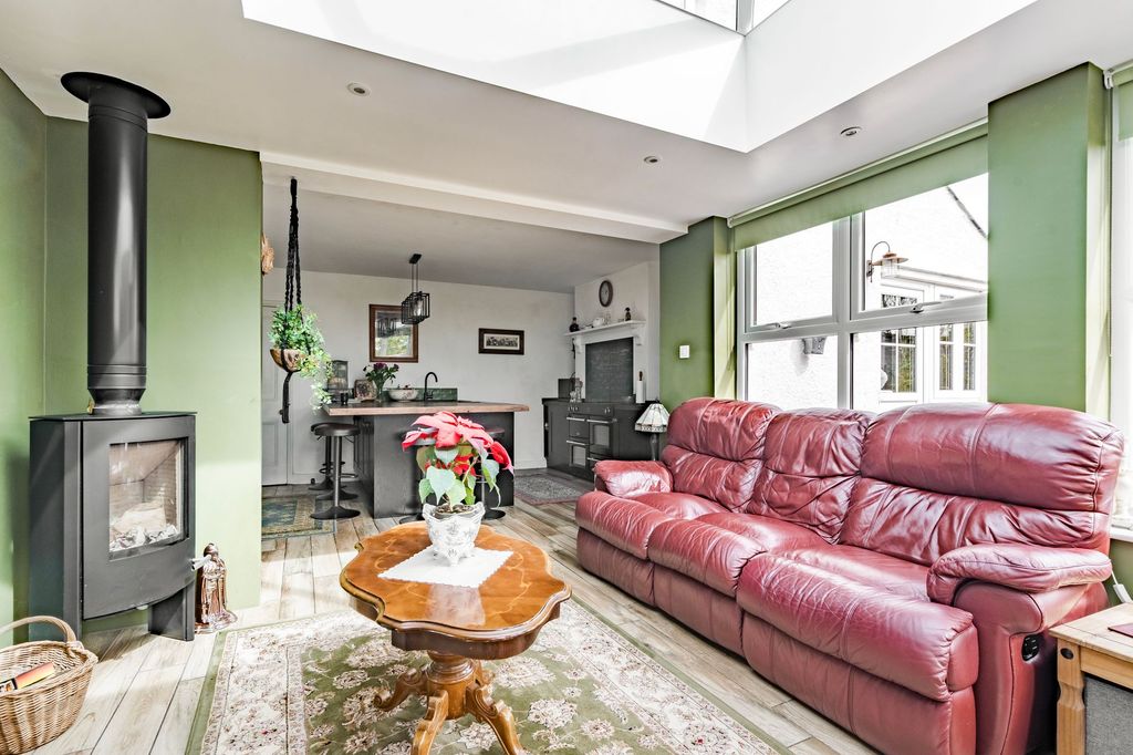 Property photo 2 of 31