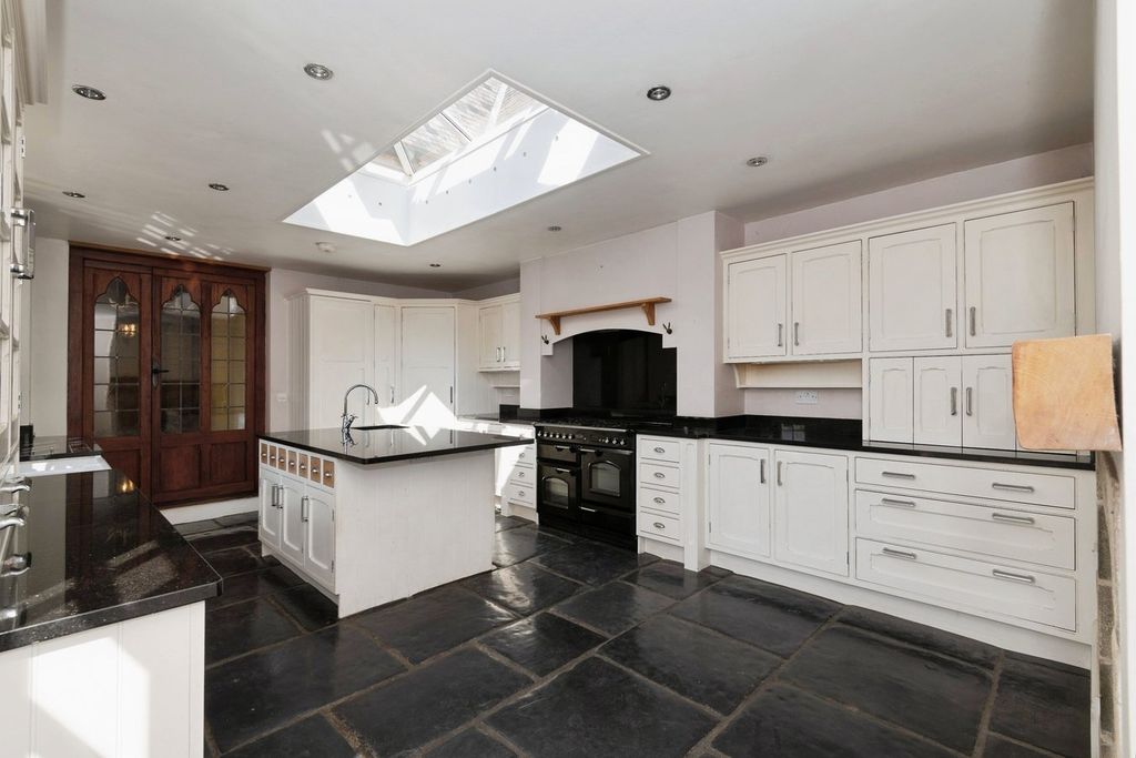 Property photo 3 of 34
