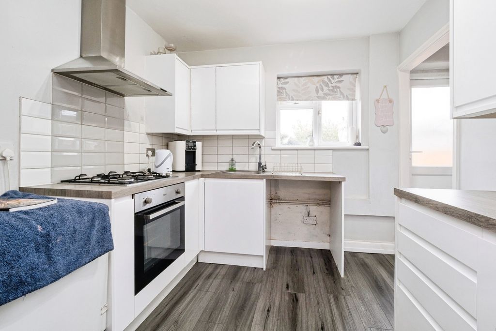 Property photo 3 of 17 Kitchen