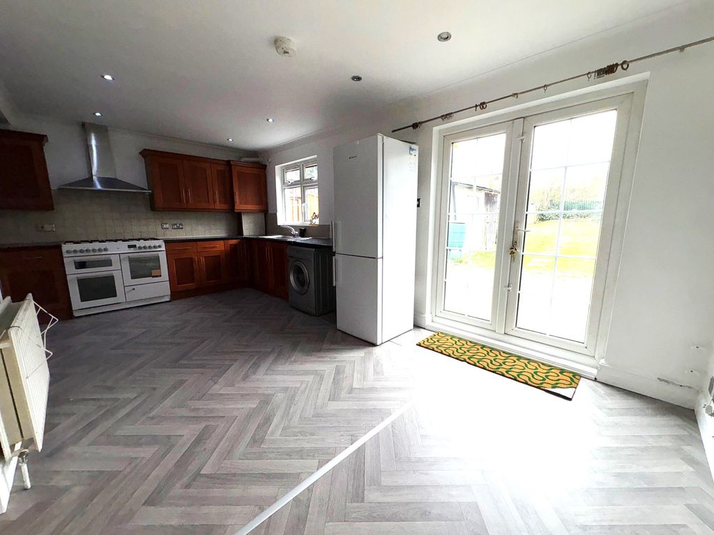 Property photo 3 of 11 255Srkitchen1