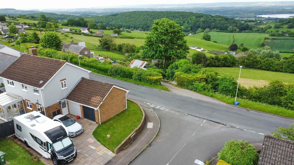 Property photo 2 of 27