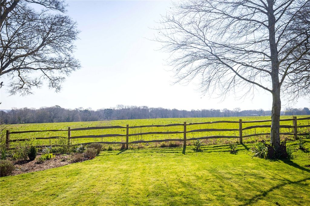 Property photo 2 of 44 House. Partnership