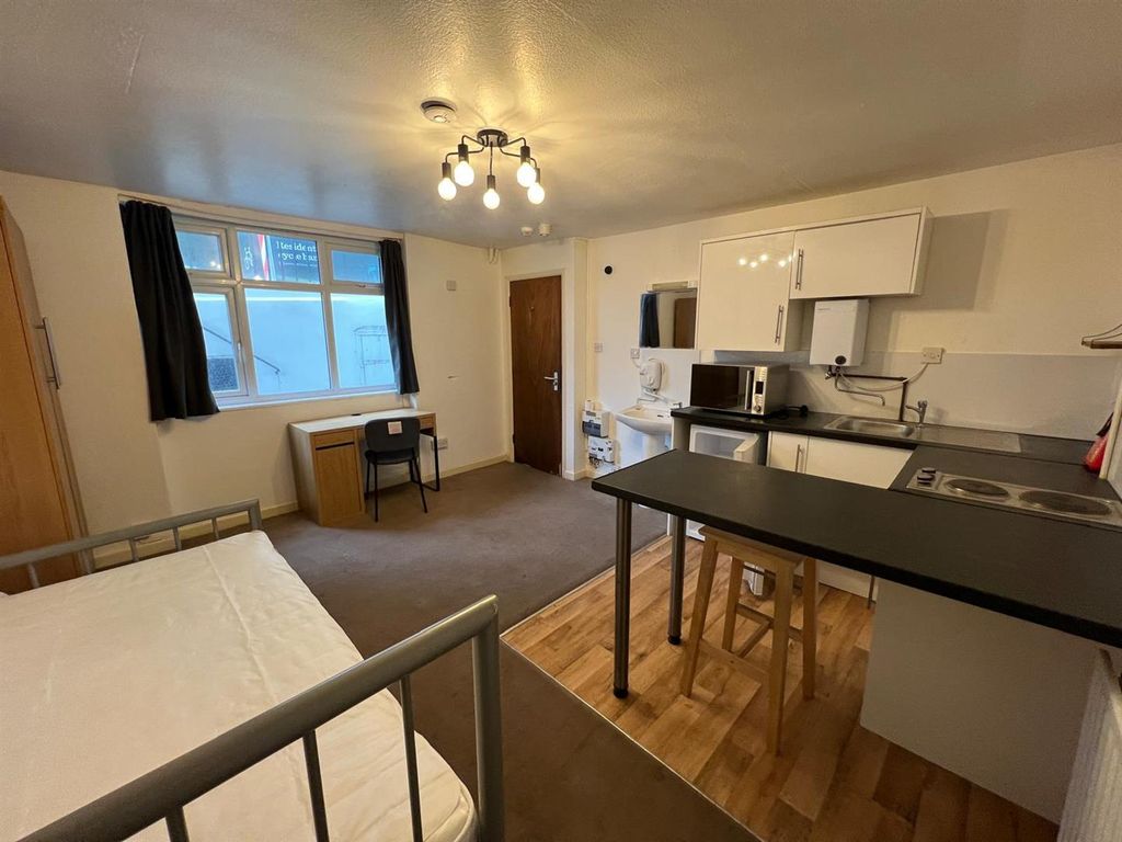 Property photo 3 of 7 Room