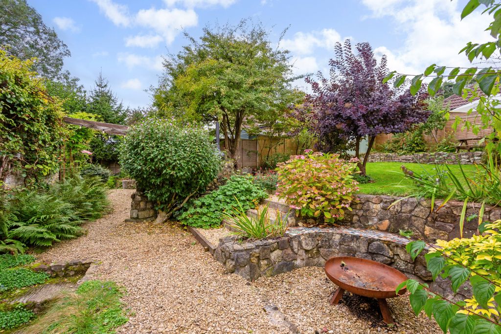 Property photo 2 of 18 Garden