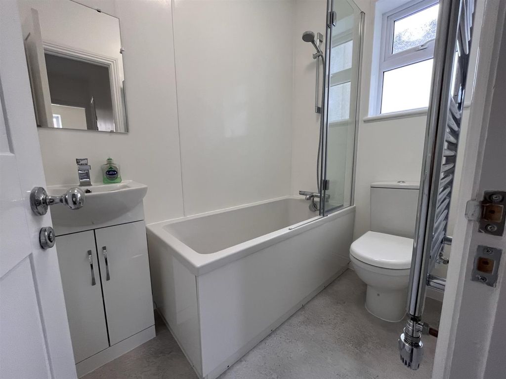 Property photo 3 of 9 Bathroom