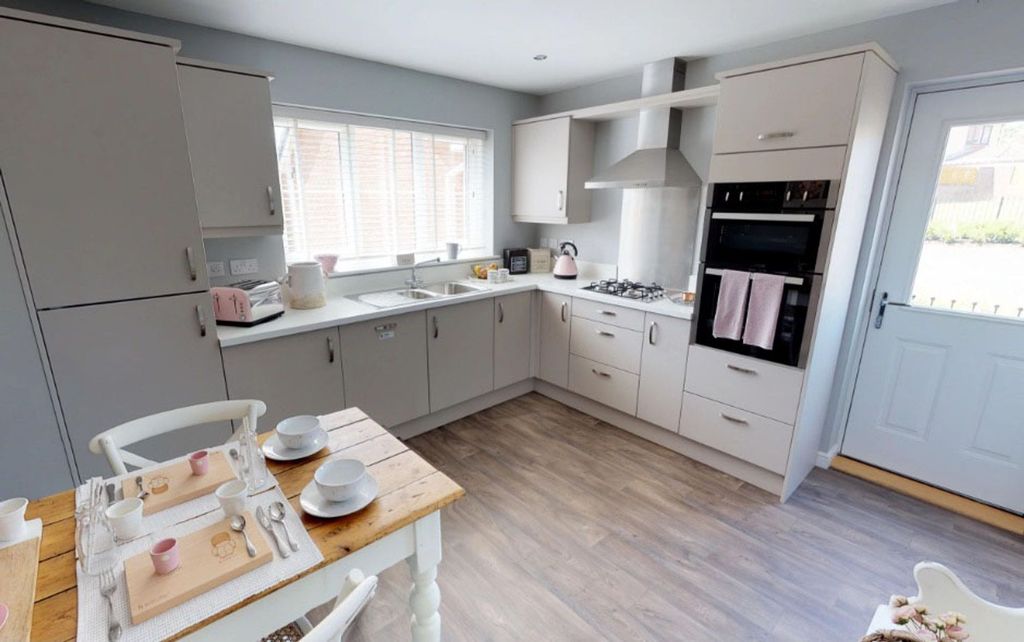 Property photo 2 of 8 Kitchen