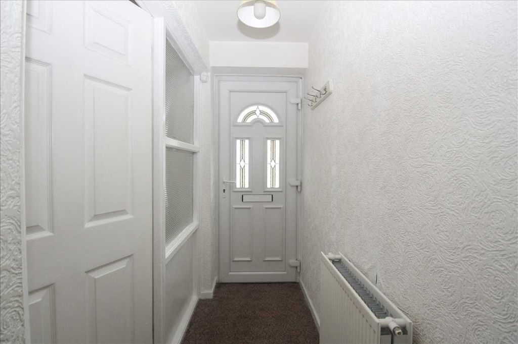 Property photo 3 of 11 Entrance Hall