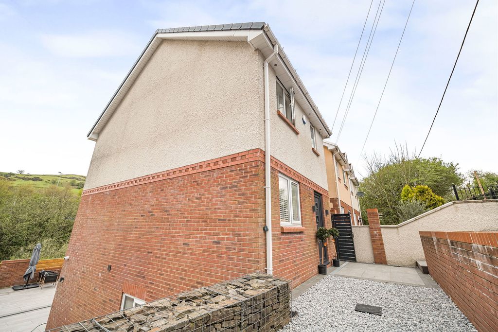 Property photo 3 of 49