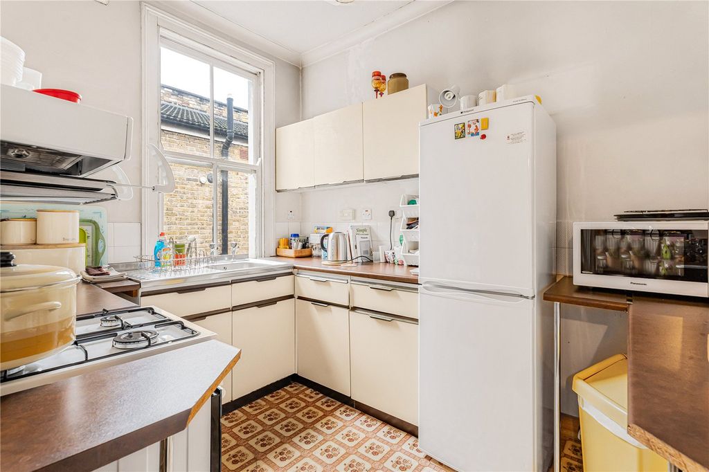 Property photo 3 of 8 Kitchen