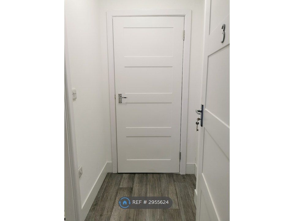 Property photo 1 of 6 Hallway
