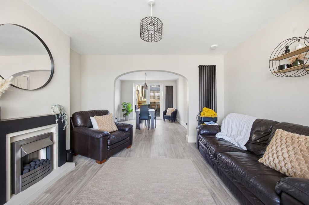 Property photo 3 of 28