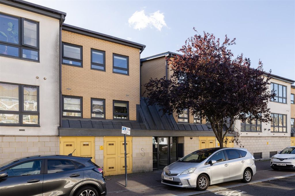Property photo 1 of 17 Maud Road, E10