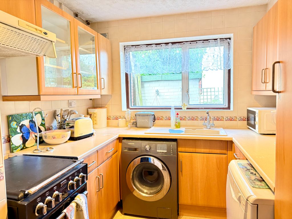 Property photo 3 of 11 Kitchen