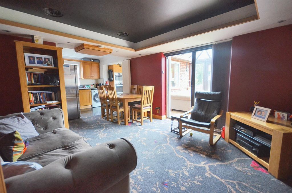 Property photo 2 of 11 Sitting/Dining Room
