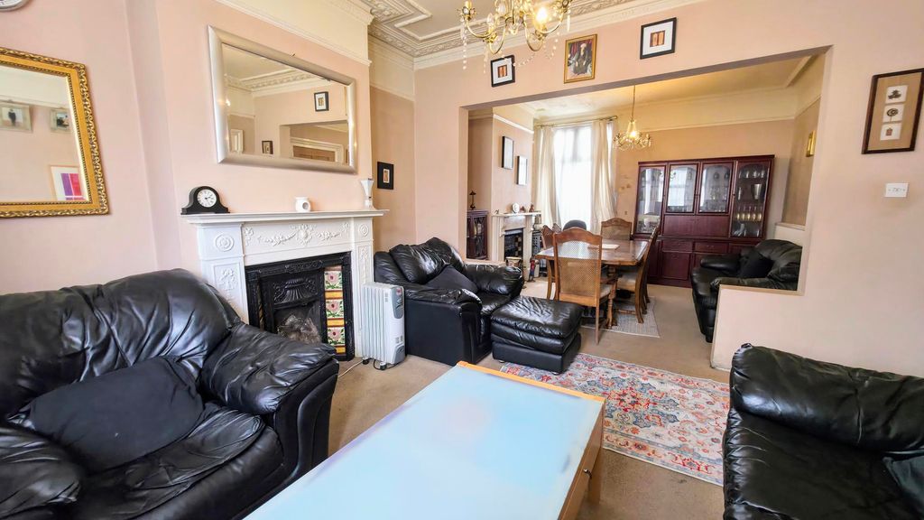 Property photo 3 of 20 Through Lounge