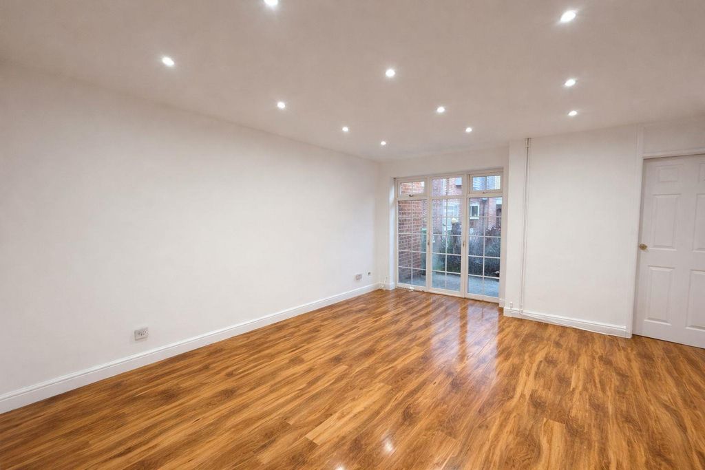 Property photo 3 of 21 Livingroom